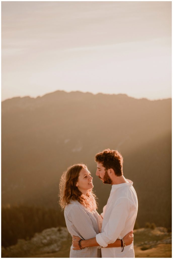 seance-photo-engagement-grenoble-chambery-photographe-mariage-chartreuse-lifestyle-golden-hour_0015